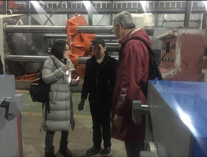 日本沢村閥門(mén)SAWAMURA VALVE質(zhì)檢部長(zhǎng)來(lái)公司驗(yàn)收閥門(mén)試驗(yàn)臺(tái)。